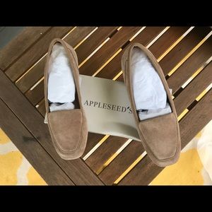 Classic slip on loafer, leather upper size 8M NWT